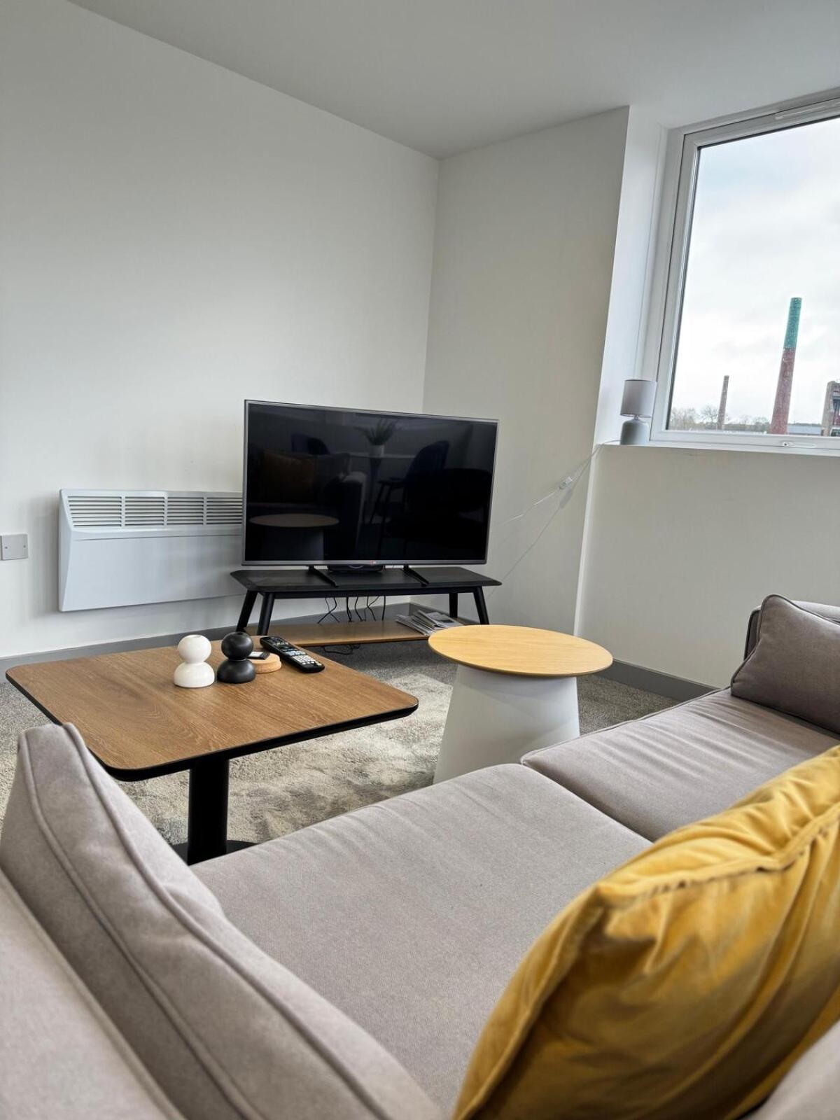 Fully Furnished 2-Bedroom With City View, Wifi And Free Parking By Brookland Stays Yeadon Bagian luar foto