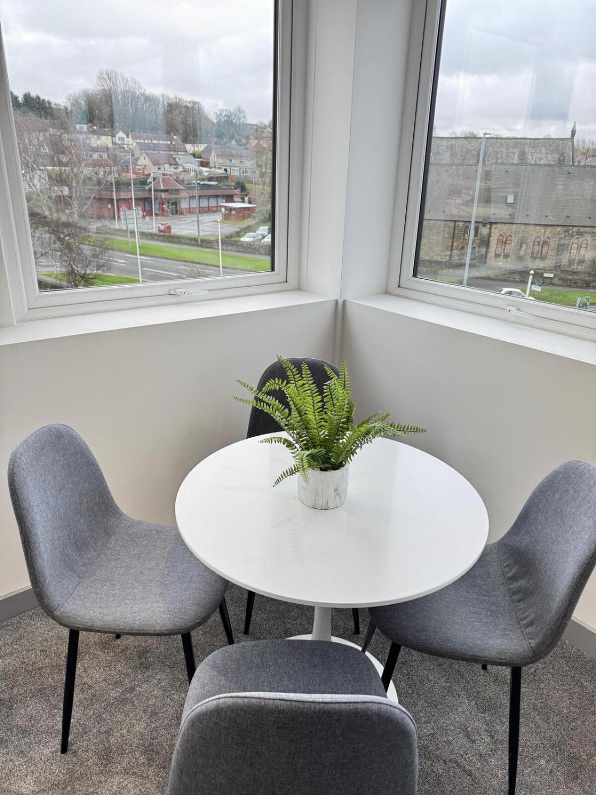 Fully Furnished 2-Bedroom With City View, Wifi And Free Parking By Brookland Stays Yeadon Bagian luar foto